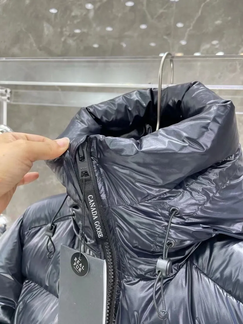 P780 Canada Goose/Canada Goose 2022 limited new Crofton puff down jacket top version (exclusive to the entire network)‼ ️ ‼ ️Top version, ceiling level‼ ️ Crofton soft bread, the latest style in 2022, with cold protection effect up to level 4, made of recycled Feather-Light tear-resistant fabric, ultra-light, and no weight on the upper body at all! The unique black label highlights your temperament‼ ️ Canada Goose, a Canadian brand, has always been recognized as the warmest down jacket. Various Instagram celebrities, Internet celebrities, and celebrities often wear it for street photos. I do Canada Goose every year, but I still can’t get rid of my love for the geese. No matter how cold the weather is, there is no need to be afraid, because there are geese! Filled with 90% white duck down, Canada Goose is the legendary warmest down jacket and is known as a must-have for Arctic outdoor sports! The most popular down jacket in the world, celebrities are rushing to buy it, it is a must-have!   Same style for men and women Size: S~XXL Ready in stock